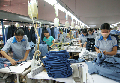 Anysew.vn_Theo số liệu của Tổng cục Thống kê, trong tháng 3-2014, xuất khẩu dệt may đạt kim ngạch khoảng 1,6 tỷ USD, tính tổng kim ngạch xuất khẩu dệt may trong quý I/2014, đạt hơn 4,54 tỷ USD, tăng khoảng 21,9% so với cùng kỳ năm 2013. Tập đoàn Dệt May Việt Nam (Vinatex) xuất khẩu trong 3 tháng đạt kim ngạch 725 triệu USD, tăng 12% so với cùng kỳ năm trước. Trong tháng 3, các đơn vị trong Tập đoàn đã sản xuất đạt 27,5 triệu sản phẩm may các loại, nâng tổng số sản phẩm may sản xuất trong 3 tháng đầu năm lên 77,5 triệu sản phẩm may các loại.