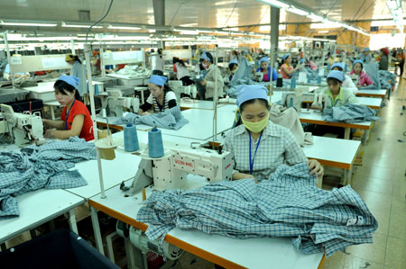 Anysew.vn_Nguyên do nông thôn là nơi có nguồn lao động và thuận tiện giao thông. Còn đô thị và các thành phố lớn sẽ tập trung vào thời trang; sản xuất mẫu; cung cấp dịch vụ, nguyên phụ liệu, công nghệ ngành dệt may.