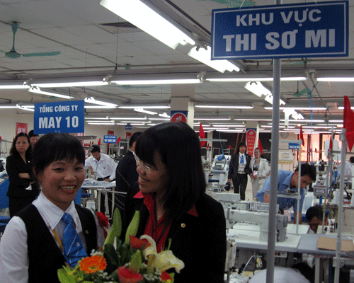 Tổng Giám đốc Tổng công ty May 10 Nguyễn Thị Thanh Huyền chia sẻ niềm vui và động viên thí sinh may áo sơ mi nhanh nhất hội thi.